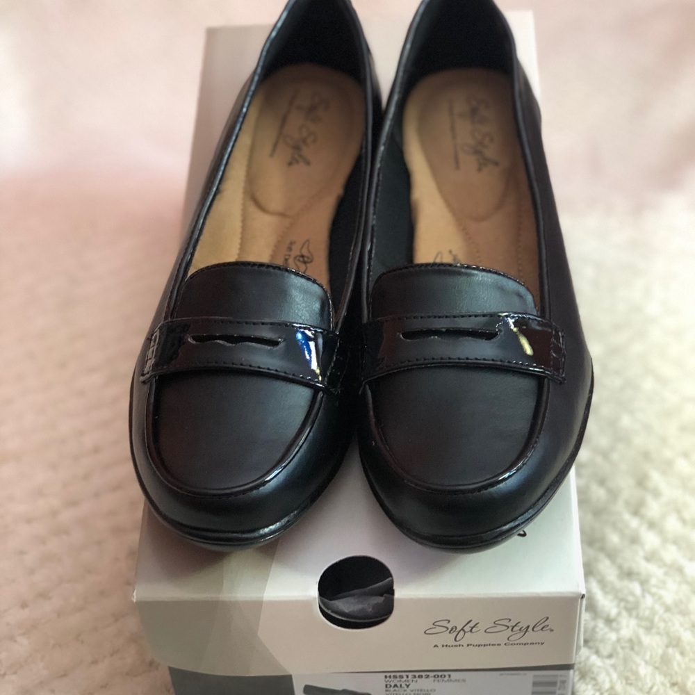 Hush Puppies Soft Style size 8.5 black flat.